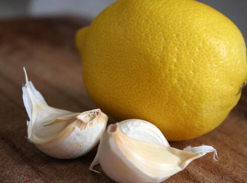 Osteokondrosiaren aurkako etxeko erremedio ezagun bat baratxuria eta limoia dira.